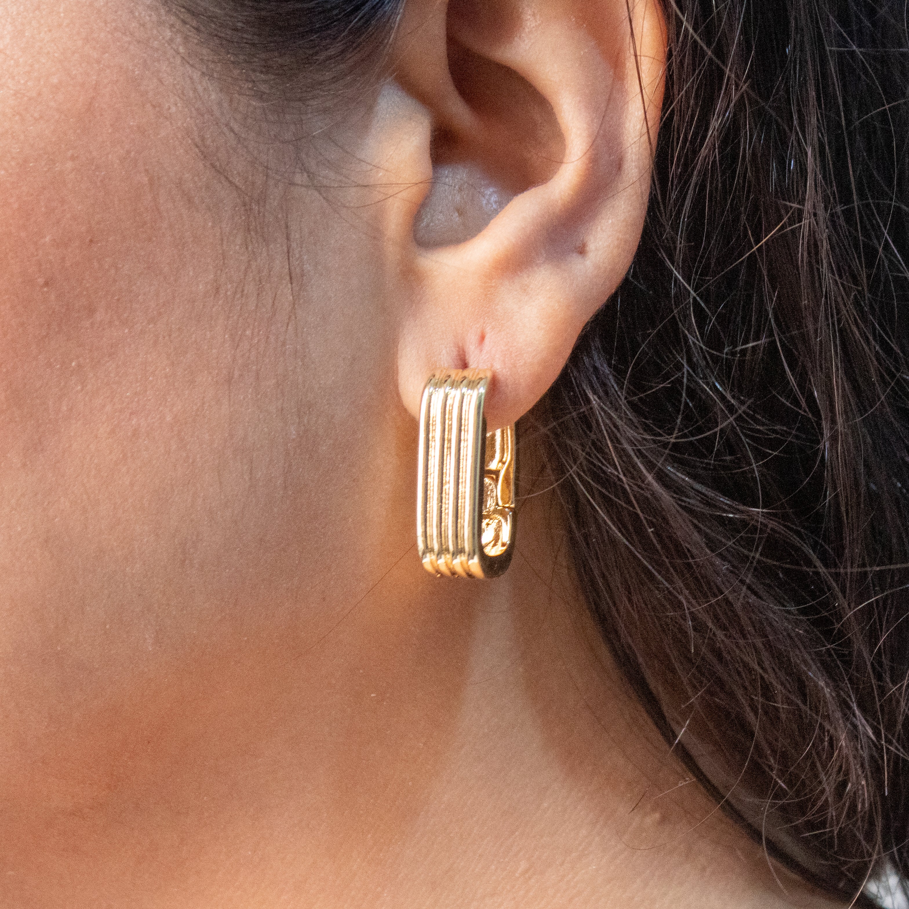 Ridge Curve Hoop Earrings - ZE09